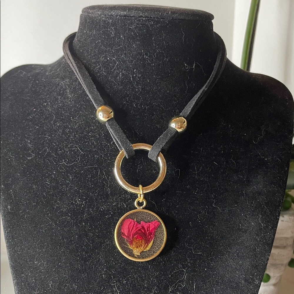 Elegant Gold and Black Necklace with Rose Pendant